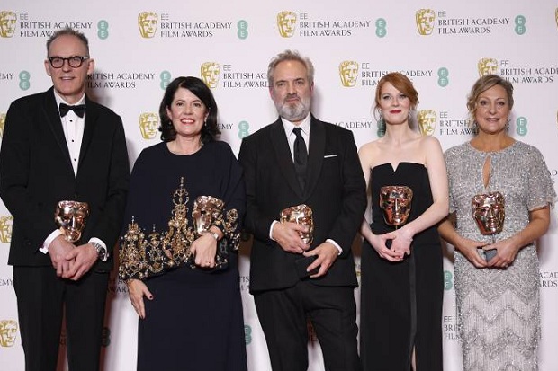 Sam Mendes, Roger Deankis dan beberapa staf memegang Piala Bafta 2020